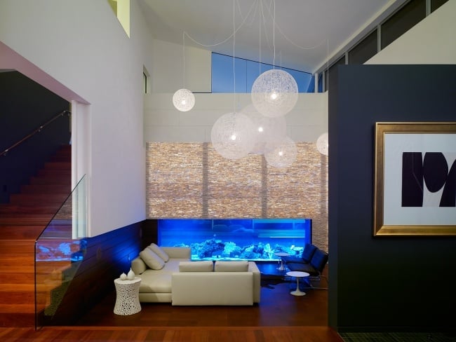 aquarium modernes wohnzimmer holzboden blaue lampen