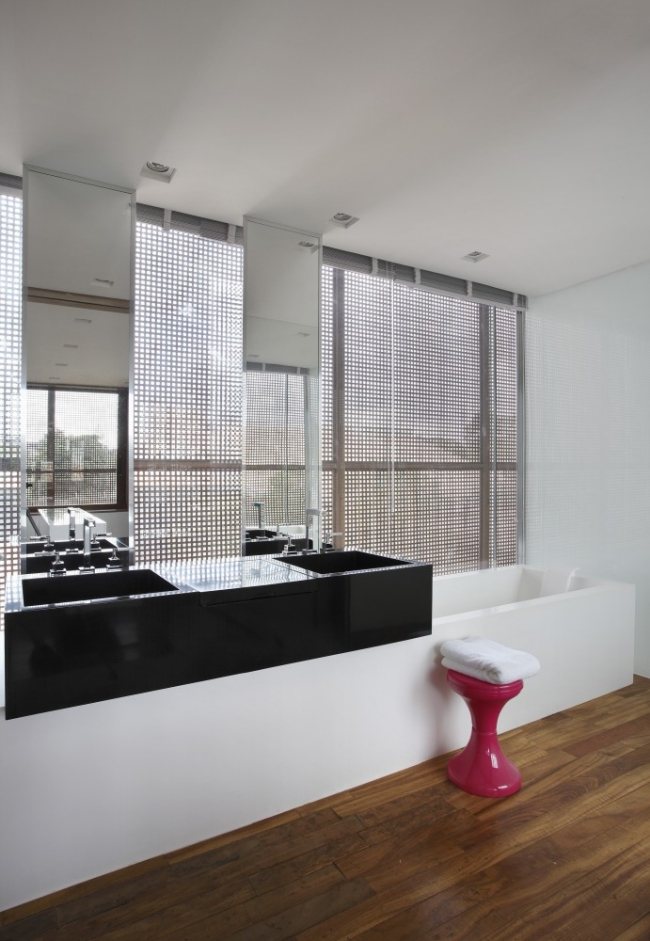 badezimmer holzboden modernes wohnhaus von guilherme torres
