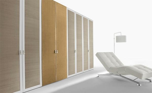 Kleiderschrank für das Schlafzimmer Flou modernes Design Türgriffe Metall Loungesessel