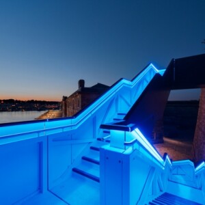 blaues-licht-modernes-treppen-design-mit-LED-lampen