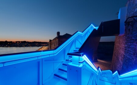 blaues-licht-modernes-treppen-design-mit-LED-lampen