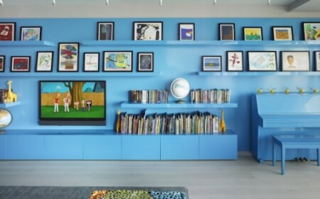 blaues-wandregal-modernes-interieur-design-bunten-farben
