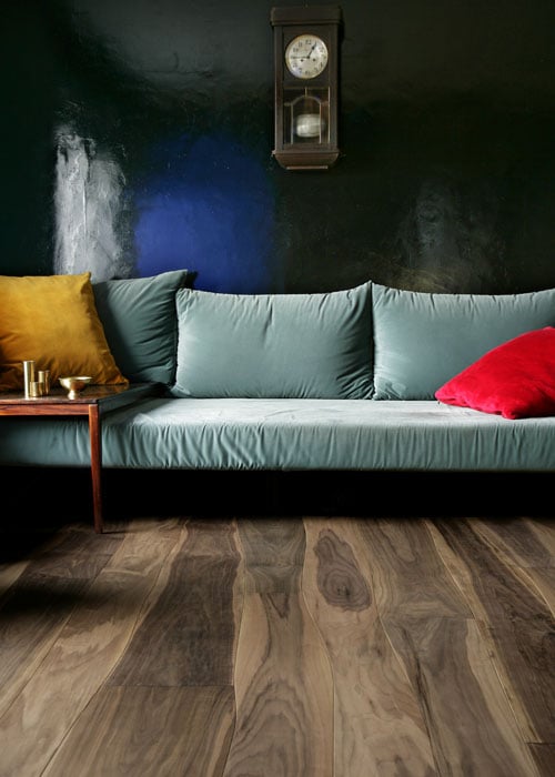 dielenboden von bolefloor massivholzdielen maserung sofa farben