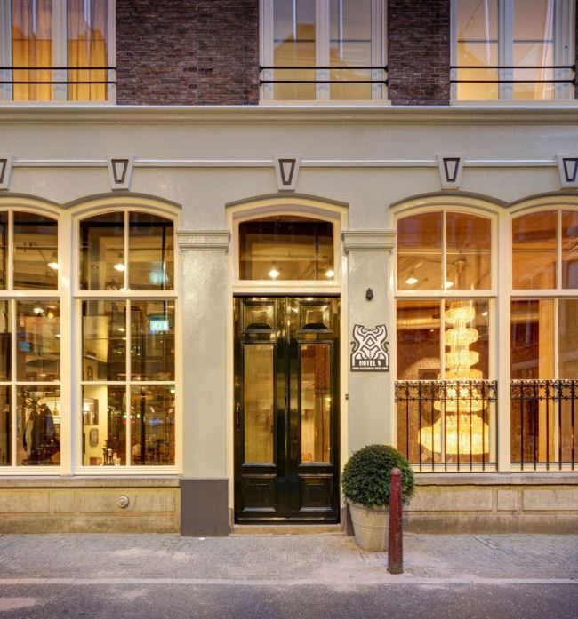 eingang strasse luxus hotel v nesplein in amsterdam