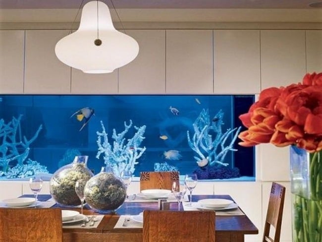 esszimmer deko wand eingebautes aquarium blaue beleuchtung