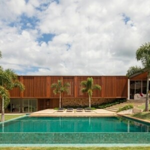 exotisches Ferienhaus Pool Palmen Brasilien Holz Fassade