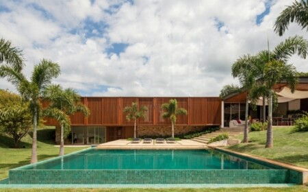 exotisches Ferienhaus Pool Palmen Brasilien Holz Fassade