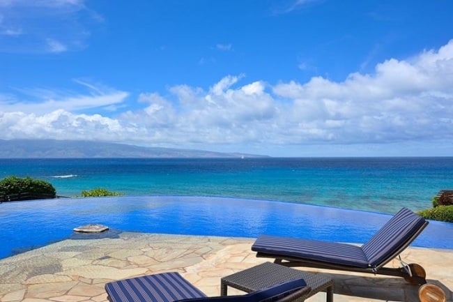 ferienvilla auf hawaii infinity pool sonnenliegen