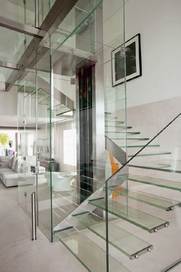 ganzglas treppe design stahl bolzen wangen minimalistische einrichtung