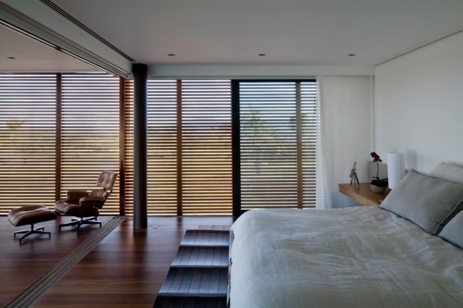 haus mit flachdach brasilien schlafzimmer design relaxsessel hocker