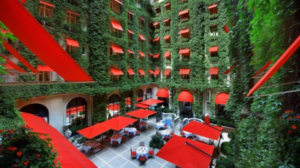 innenhof plaza athénée teuersten schönsten hotels in paris