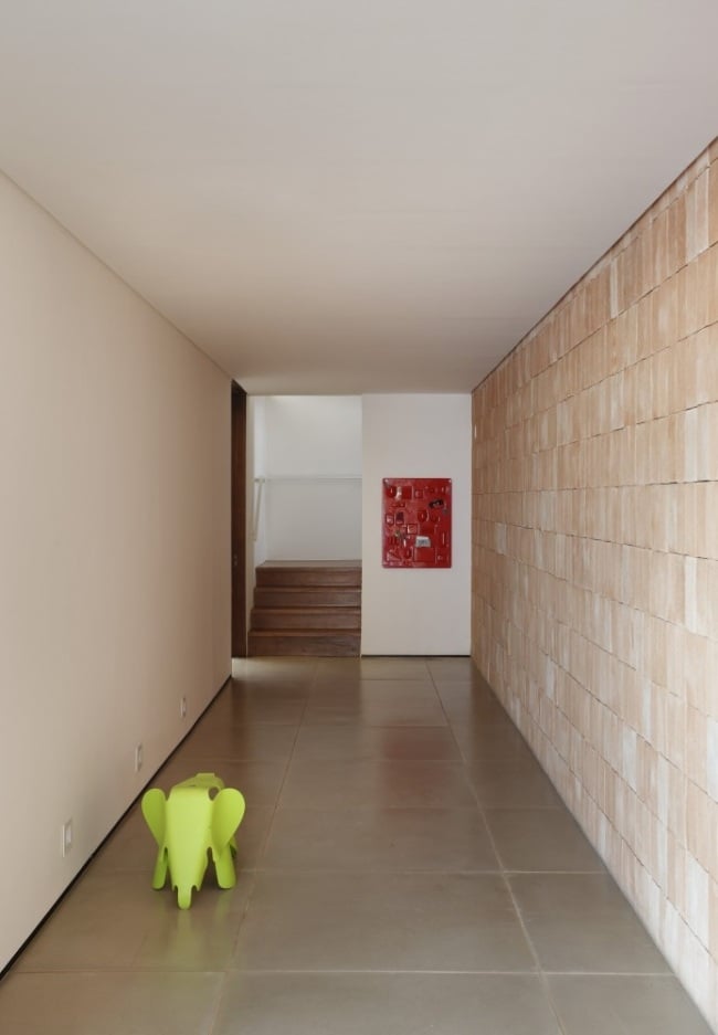 korridor naturstein modernes haus design von guilherme torres