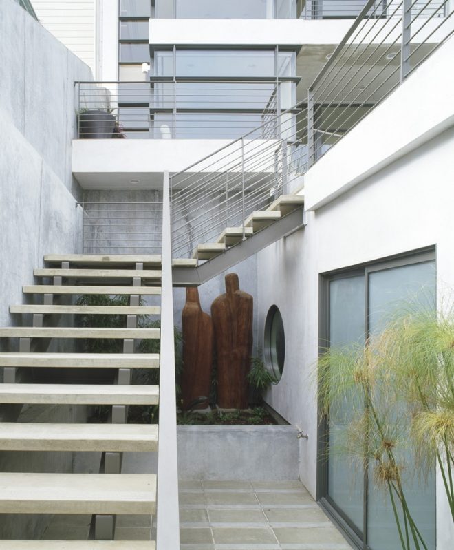 kunstskulpturen holz Außenbereich modernes haus treppen