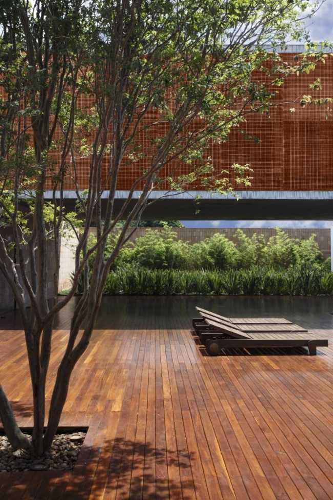 liegestühle terrasse im modernen wohnhaus von guilherme torres