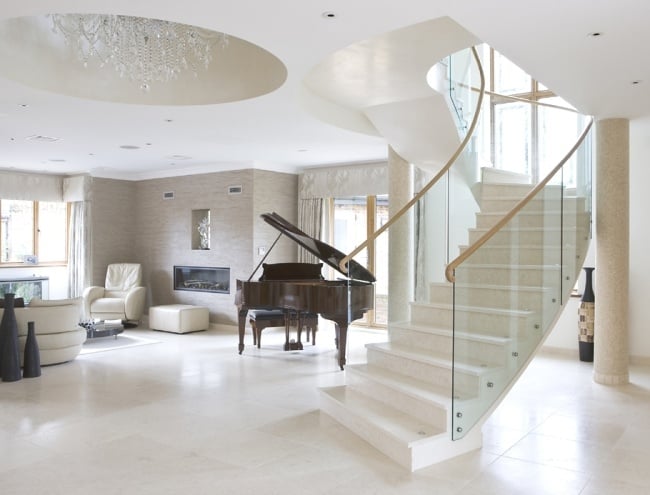 luxus einrichtung weiße treppe glas holz geländer