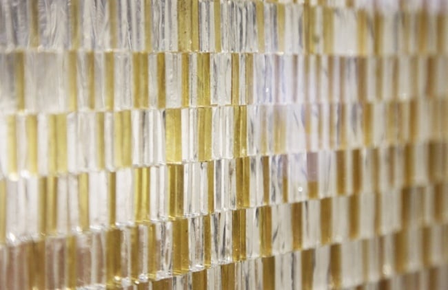minimalistische badmöbel fliesen goldblatt glas bisazza