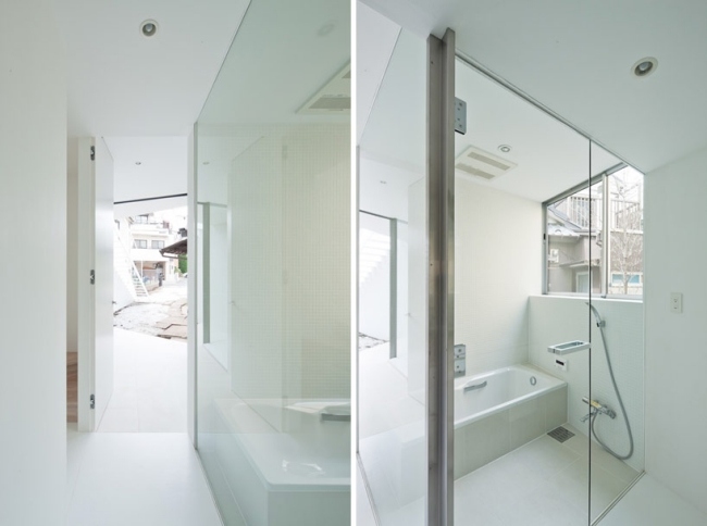 minimalistisches wohnhaus pur weiß einrichtung badezimmer