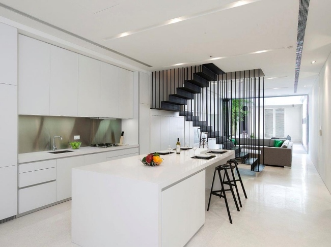 moderne harfentreppe schwarz weiße küche