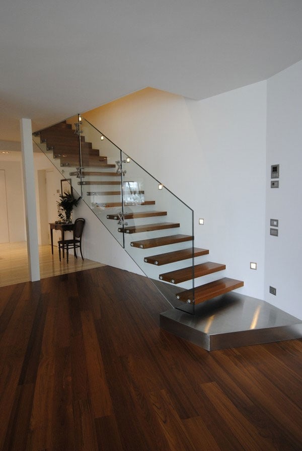 moderne treppe holzboden holz treppenstufen glasplatten geländer
