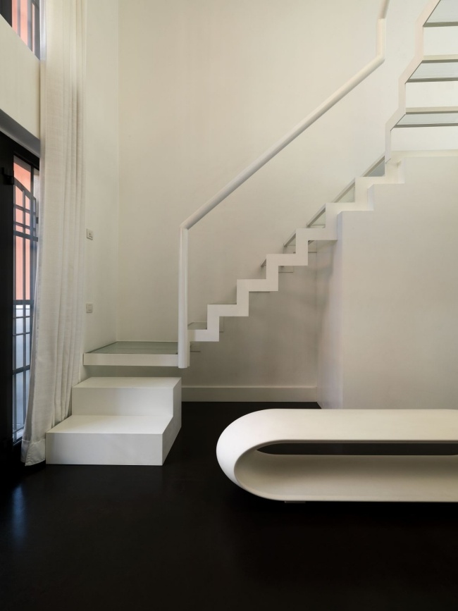 moderne treppe minimalistisch weiß transparente stufen