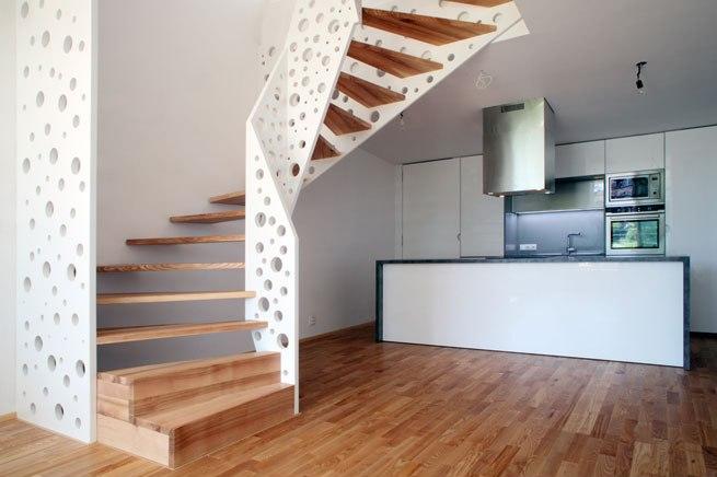 moderne treppen designs weiße wangen löcher küche