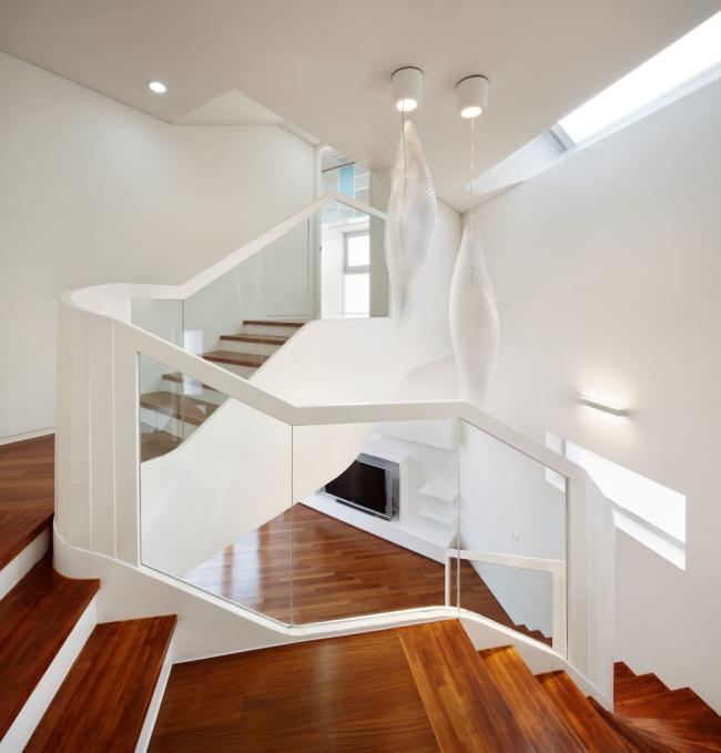 moderne treppen holzstufen glas geländer weißer rahmen
