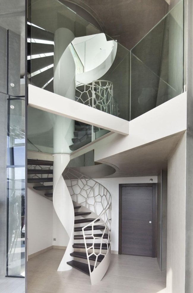 moderne wendeltreppe weiß architektur glas geländer