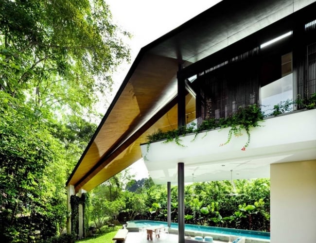 modernes-haus-singapur-teakholz-säule-überdachte-terrasse