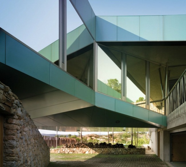  Einfamilienhaus Naturstein Fassade Glas Front