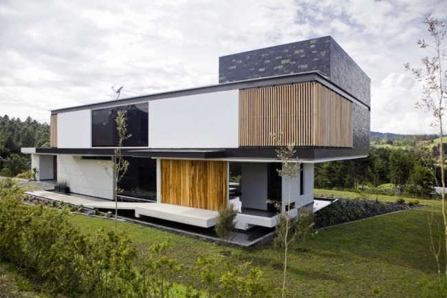 modernes wohnhaus fassade schwarz weiß holztür