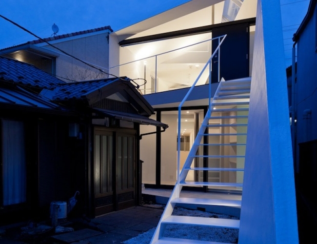 modernes-wohnhaus-tokyo-apollo-architekten-fassade-nacht