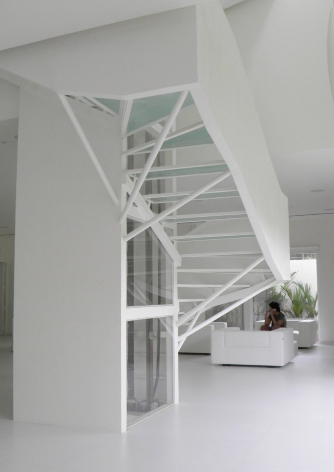 pur weiße treppe plexiglas stufen minimalistisch