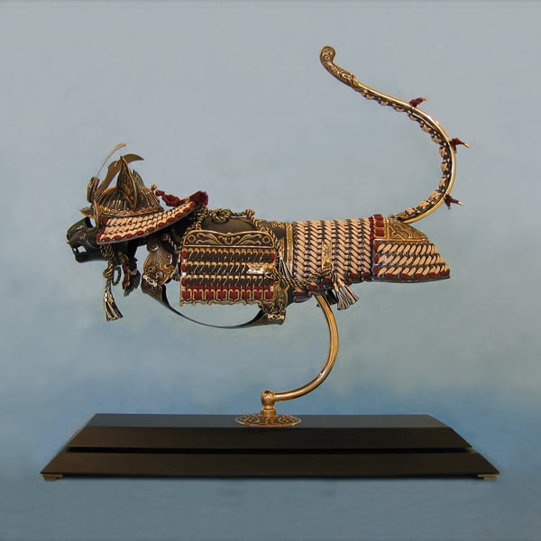 Detailierte Kunst Skulpturen stellen Rüstung für Katzen und Mäuse dar