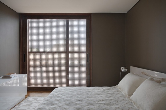schlafzimmer gitterwand im modernen wohnhaus von guilherme torres