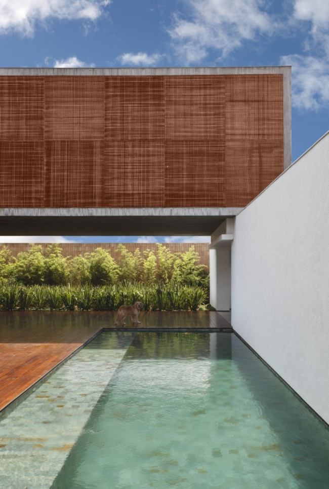 schwimmbecken deck im modernen wohnhaus von guilherme torres