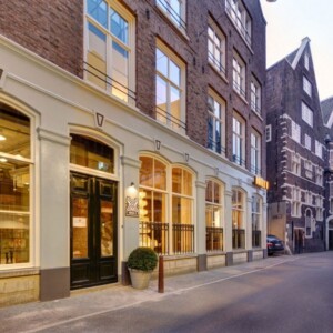 seiteblick-fassade-luxus-familienhotel-v-nesplein-amsterdam