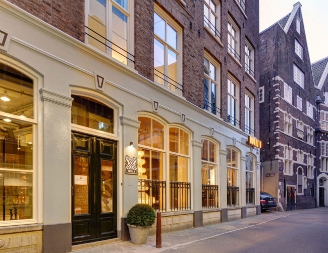 seiteblick-fassade-luxus-familienhotel-v-nesplein-amsterdam