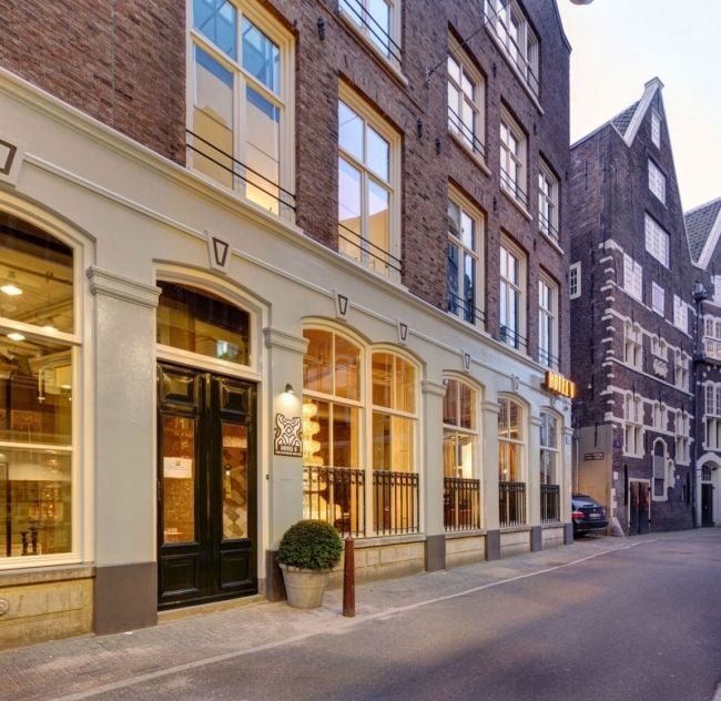 seiteblick fassade luxus familienhotel v nesplein in amsterdam