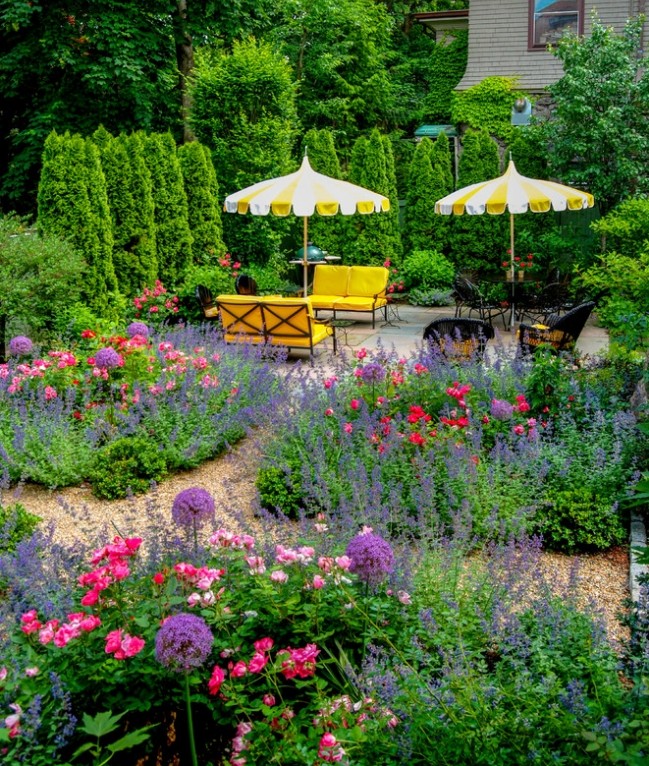 Strukturgebende Sträucher und Bäume im Garten