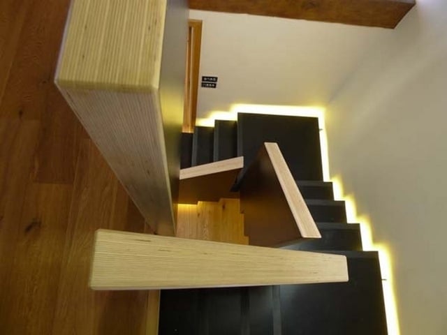 treppe holz geländer einbauleuchten schwarze stufen