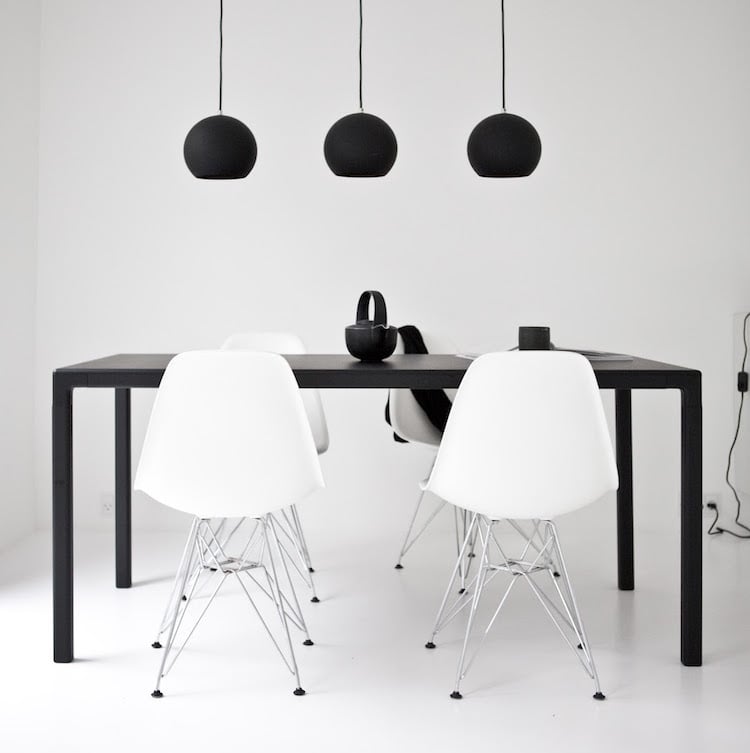 weiße Möbel -schwarz-minimalistisch-esszimmer-stuehle-esstisch