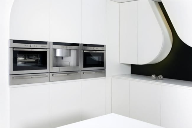 weiße futuristische Küche a-cero einbaugeräte