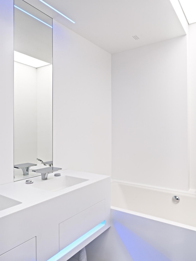 weißes badezimmer modernes penthouse design von himacscf
