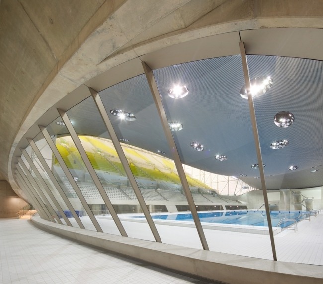 zaha-hadids-schwimmbad-london-beton-glas-kontrast