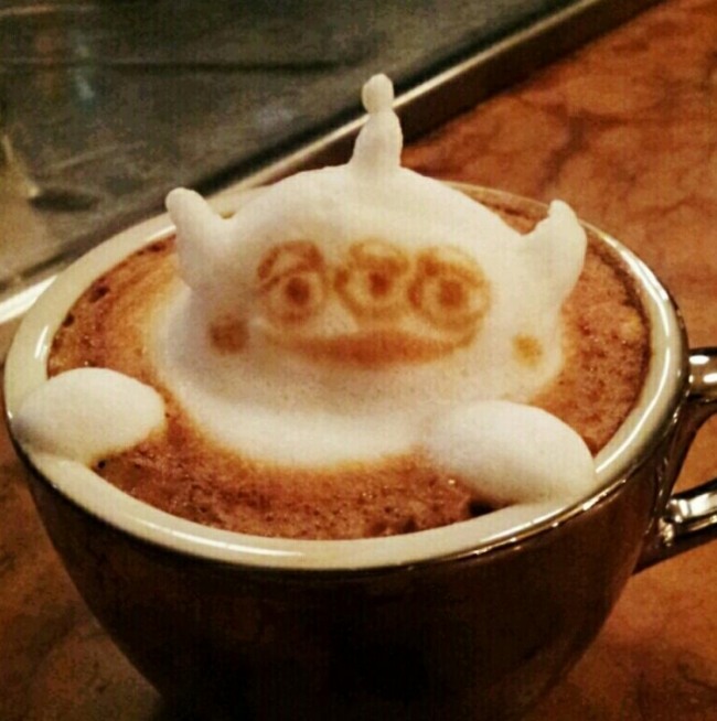 3d latte cafe art kazuki yamamoto außerirdischer drei augen schaum