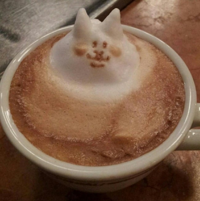 3d latte art kazuki yamamoto kater lächelnd kaffee schaum