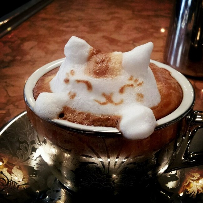 3d latte art kazuki yamamoto katze lächelnd milchschaum