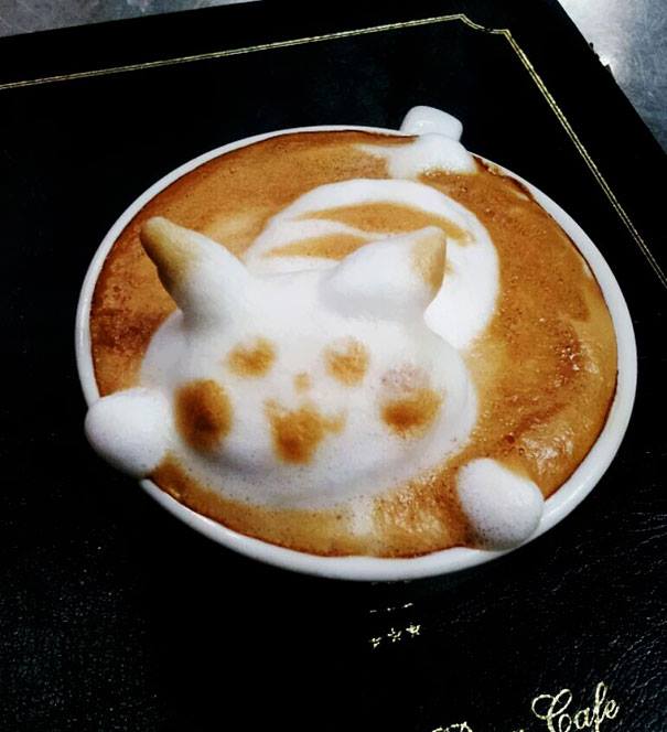 3d latte kaffee art kazuki yamamoto pikachu lächelnd