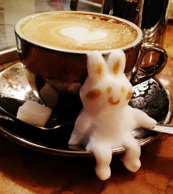 3d latte kaffee kunst kazuki yamamoto hase unterteller sitzen