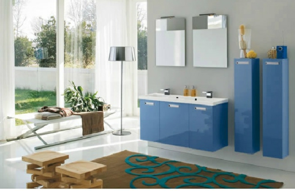 Badezimmer Gestaltung Schrank System blau Teppich Spiegel Beleuchtung Edmo